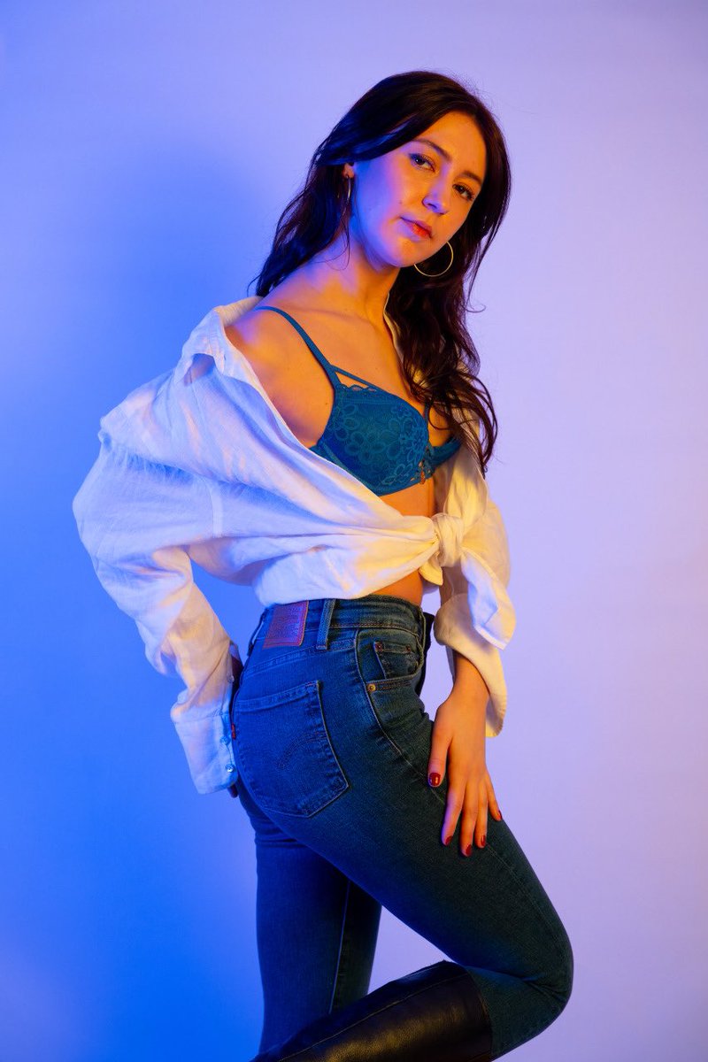 Mark_Robinson85's tweet photo. Something erotic about a great curved butt i. Dark coloured Leviβs jeans and a deep blue bra containing some nice boobs.
#nicebutt #levisbutt #levisjeans https://t.co/m7DYv9LGe4