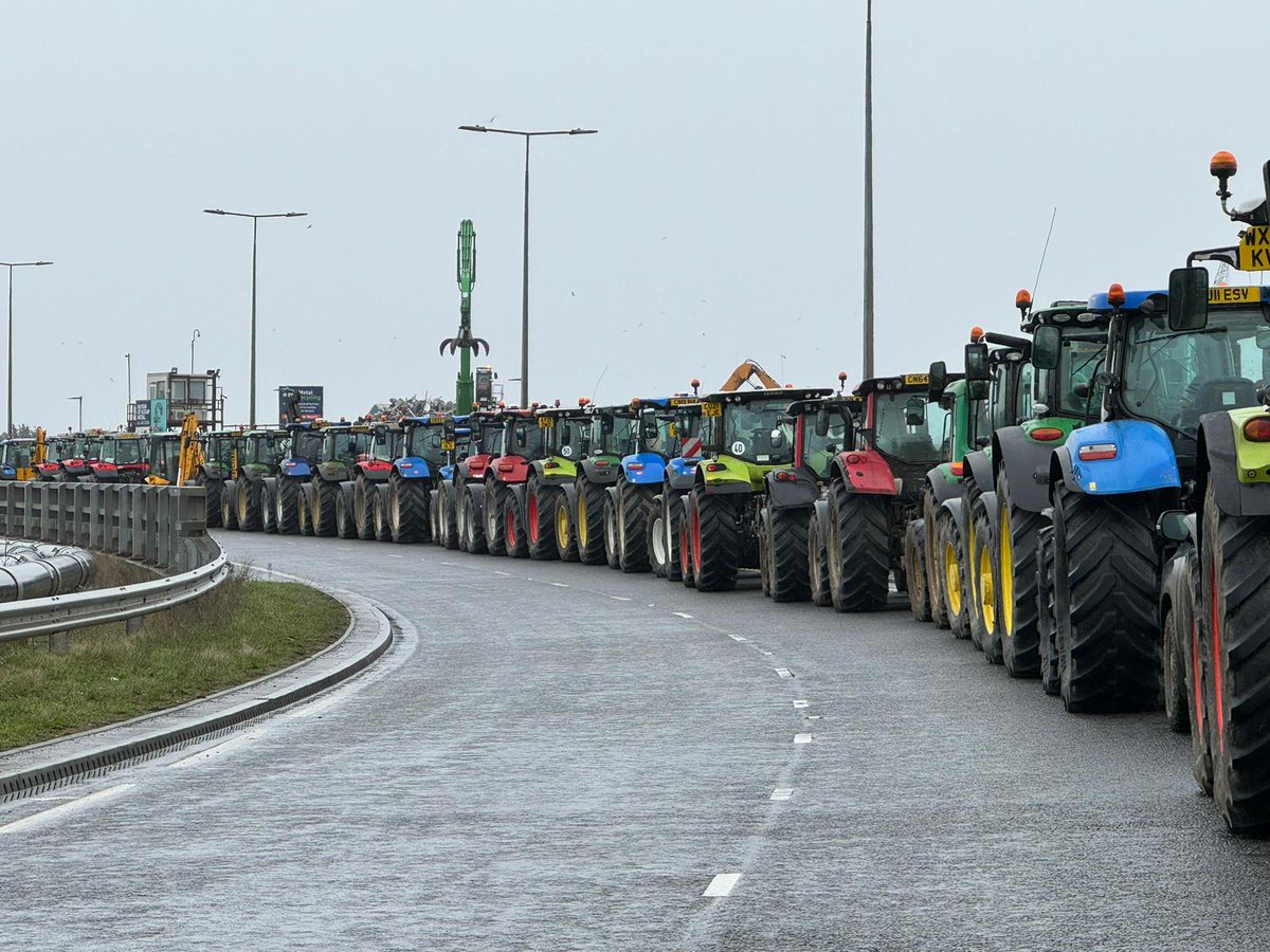 WalesOnline's tweet image. This is the scene in Cardiff, where farmers have blocked and closed part of the A4232 as they stage a protest at Welsh Government plans

Live updates ➡️ tinyurl.com/mshfr4df