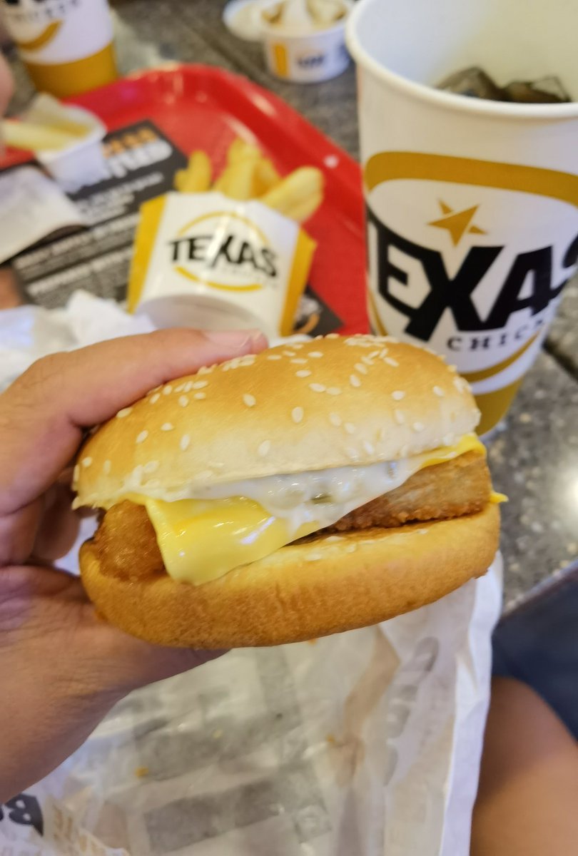 Bee52801589's tweet photo. fish Burger https://t.co/RBBno8frHY