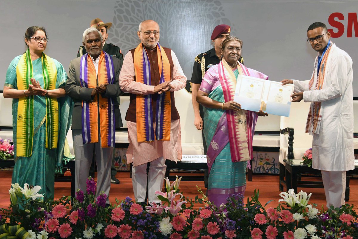 rashtrapatibhvn's tweet photo. President Droupadi Murmu graced 3rd convocation of the Central University of Jharkhand at Ranchi. The President appreciated the Central University of Jharkhand for preserving and promoting Indian culture, in particular, the culture of the tribal society. She also advised students to always keep in mind whether people from backward or deprived sections will benefit from their work or not.