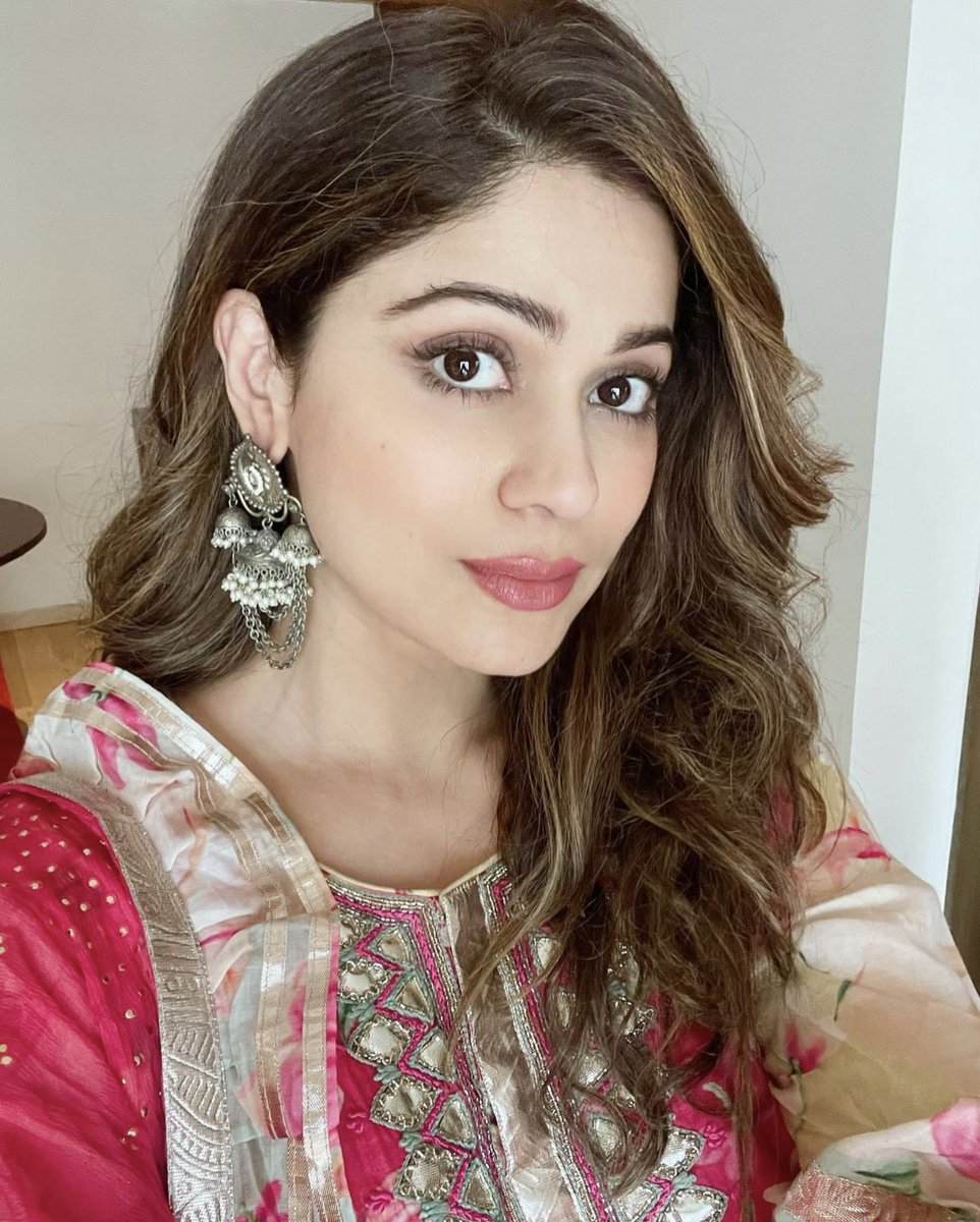 Shamita_Updates's tweet photo. Wishing the evergreen &amp; charming Bollywood Megastar’ Talented Actress’s @ShamitaShetty Ma’am A Very Belated Happy Birthday! 🎂🥂
We wish you lots of love &amp; happiness ahead! 🤗❤️🎉🍫👑🍺🥃💃😍💐

 #HBDShamitaShetty @Shamita_Club @TeamShamita @bollywood_life https://t.co/CROYK16DYY