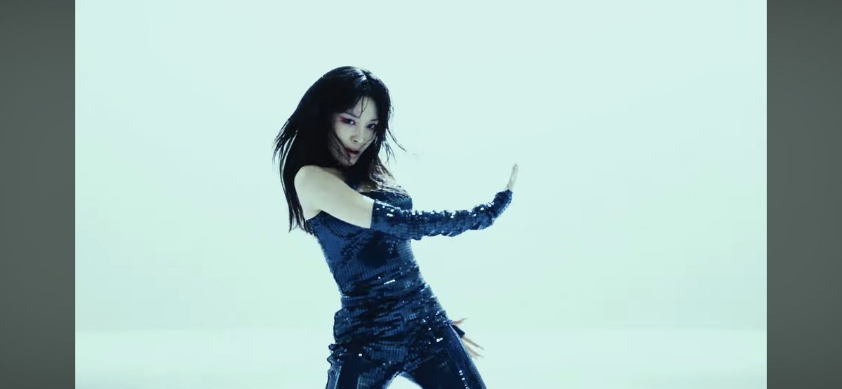 ultskimchungha's tweet image. KIM CHUNGHA IM LOSING MY FUCKING MIND