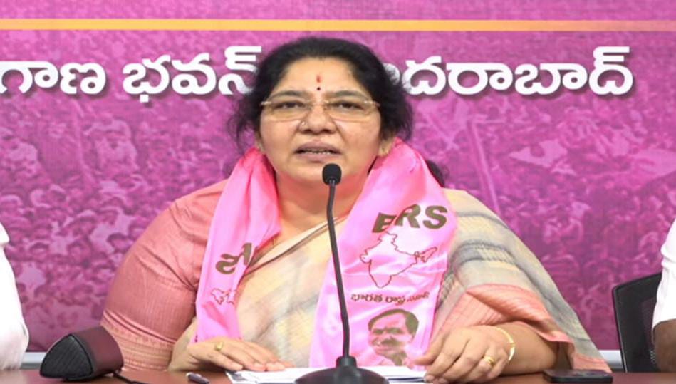 మహిళలను కించపరిచే విధంగా సీఎం రేవంత్ రెడ్డి మాట్లాడారు.

కాంగ్రెస్ పార్టీ నాయకుడిగానే రేవంత్ రెడ్డి భాష ఉంది

ముఖ్యమంత్రి అనే సోయి రేవంత్ రెడ్డికి లేదు

ఇందిరమ్మ రాజ్యం అంటూ మహిళలను అగౌరవపర్చే విధంగా రేవంత్ రెడ్డి వ్యాఖ్యలు వున్నాయి

కాంగ్రెస్ ఇచ్చిన ఆరు గ్యారెంటీల్లో ఎన్ని