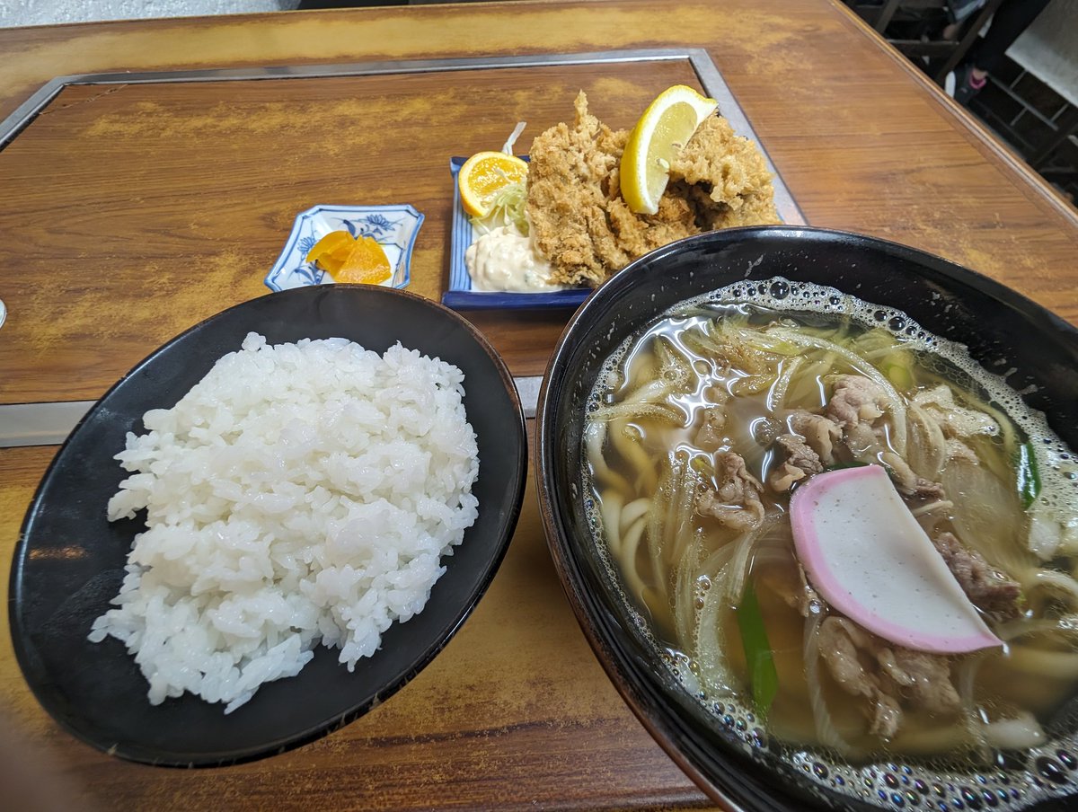 fllsudon's tweet photo. さてと何で今日大阪へ行ったか？
目的はこちらでした
実はこちらのご主人50年前に古里うどんにうどんを習いに来てくれていた方、ずーっと移転するまで
お中元、お歳暮年賀状を送ってくださっていたのです、しかし
うちの状況で春日の店たたんだ時、正直わしもその後の事が見えず移転先を連絡できずしまいでした
11年ずっと気になっててこちらとしても申し訳ない気持ちがありいつかは訪問したいと思っていたのです、　
わし自身もそんなにもう長くうどん屋できる自信もない、先方も高齢の域に入り今しかないなと

店入りお顔みて、店内の様子を見た時点でちょっとウルっと来てたんですが、肉うどん食べて涙腺崩壊、ピークは外したのにお客さん大勢いる中泣きながら食べてしまいました(笑)

混んでるから早々に切り上げようとレジ、そん時高松のふる里うどんですていったらご主人覚えてくれていてあああんな小さかった子がーって
一気に50年の月日が縮まり、忙しいのに近くの大阪らしい喫茶店で少しおしゃべり、懐かしい話や今後やらを話題に。
別れ際またウルッと来そうになったけどそこは踏ん張り笑顔でそれではまた！って帰路に

これも今年の目標　やるべきことやらないことをはっきりさせるの一環

また一つ前にすすんだ気がしています。

まあとりとめのない文章ごめんなさいね、それでは間もなく児島です(笑)
瀬戸大橋の夕陽みようと思っていたのに日が沈んじゃった。。
でもまた明日陽が昇るさー！
　
連休おわりはこんな感じ
