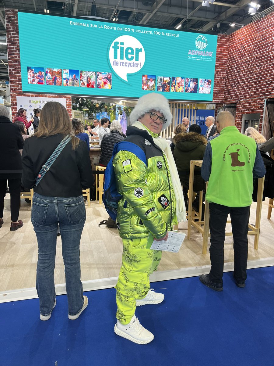 Soyez en fier 
Au salon de l’agriculture. 
Et je soutien à 3000% nos agriculteurs 
Sans vous nos assiettes seraient vides 
#soutien TOTAL