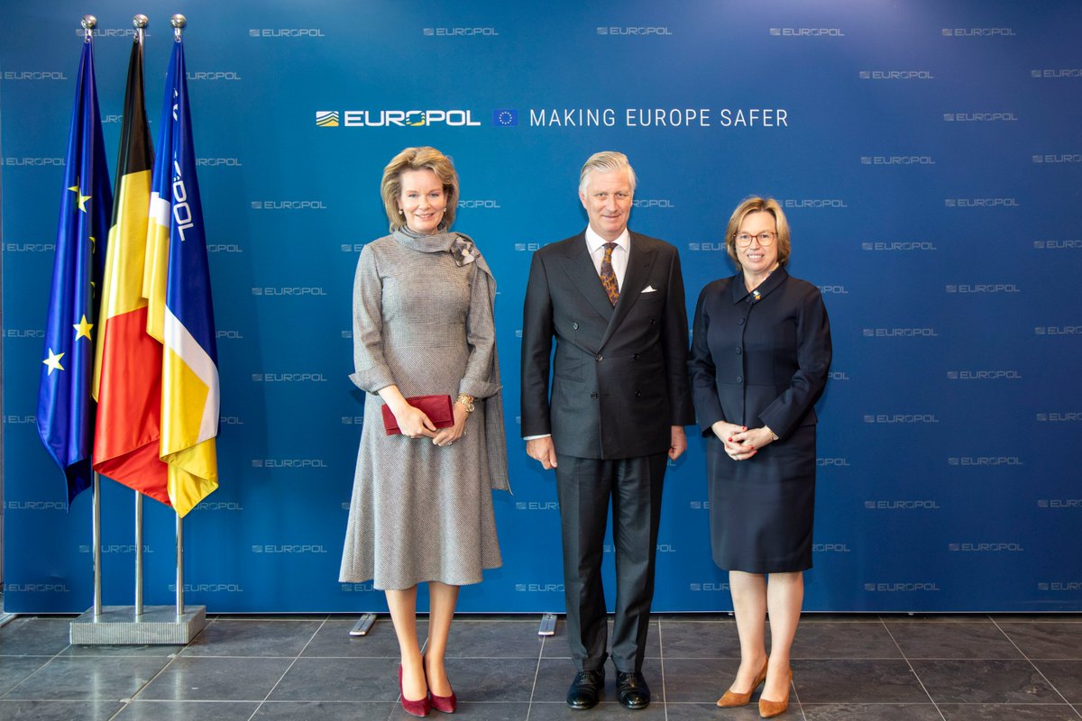 🇧🇪Their Majesties the King and Queen of the Belgians visited Europol, together with <a href="/AnneliesVl/">Annelies Verlinden</a> yesterday.
 
They met with the Belgian community at Europol &amp; were briefed on our work fighting serious and organised crime.
 
Find out more⤵️  
europol.europa.eu/media-press/ne…
