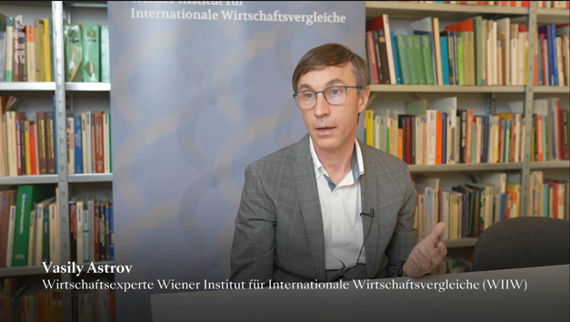 wiiw_ac_at's tweet photo. Warum der Krieg gegen die #Ukraine die russische Wirtschaft momentan antreibt und welche Folgen diese Militarisierung der Volkswirtschaft hat, erklärt #Russland-Experte Vasily #Astrov im @ARTEde-Interview.
📺Ganzer Bericht: ➡️ https://t.co/e5Gov6K7b8 https://t.co/wAAPKlxmsl