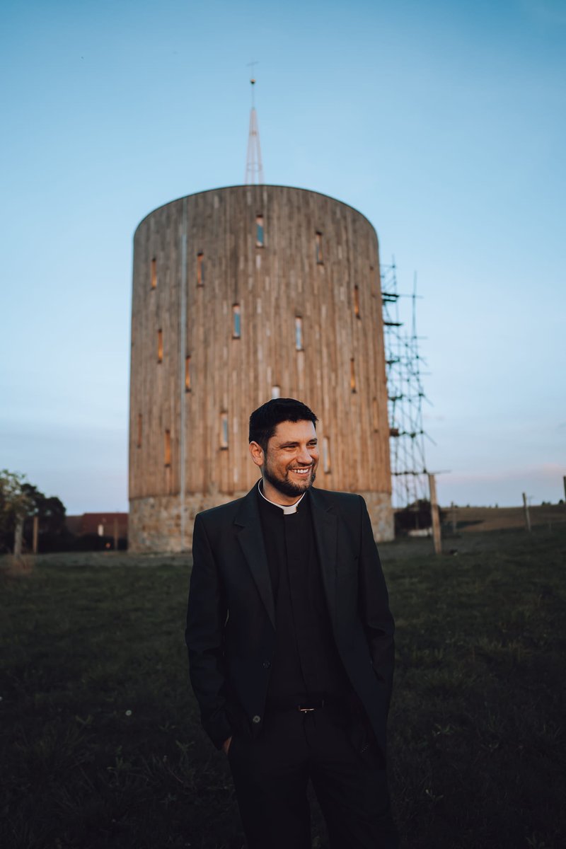 Než vyjdou další Příběhy, dejte si předtím ještě rozhovor s knězem René Václavem Strouhalem👂⛪️ 🤵Jeho bohatý a pestrý život má i temnější barvy. Prodělal infarkt a dvě mrtvice – po jedné z nich se dokonce učil mluvit. Jak ho tyto skutečnosti proměnily❓ 🎙️Ptá se Jaroslav Tomáš