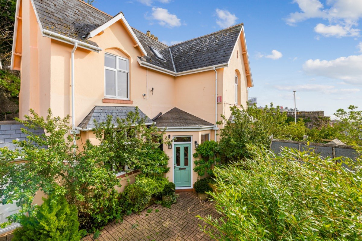 🌼 NEW LISTING 🌼 Zion Road
Guide £450,000 Freehold

📞 01803 296500
📧 mail@johncouch.co.uk 

#victorianhouseforse #victorianhome #gardendesign #housesforsale #newlisting #torquayproperty #torquay #estateagentstorquay #estateagentsdevon #devonproperty