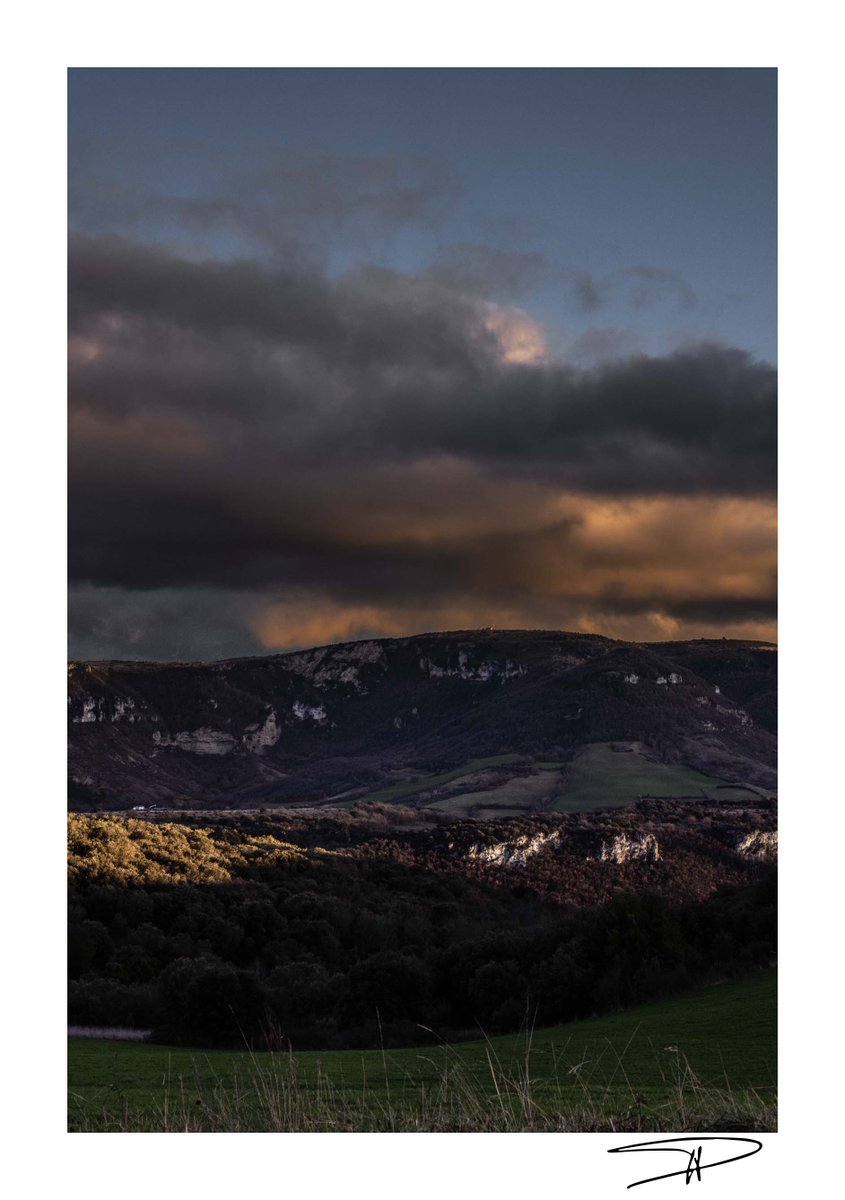 Le causse en tranche napolitaine !
Avec du retard à l'allumage aujourd'hui ! 🤓
#Millau #Aveyron #Occitanie 
24 février 2024