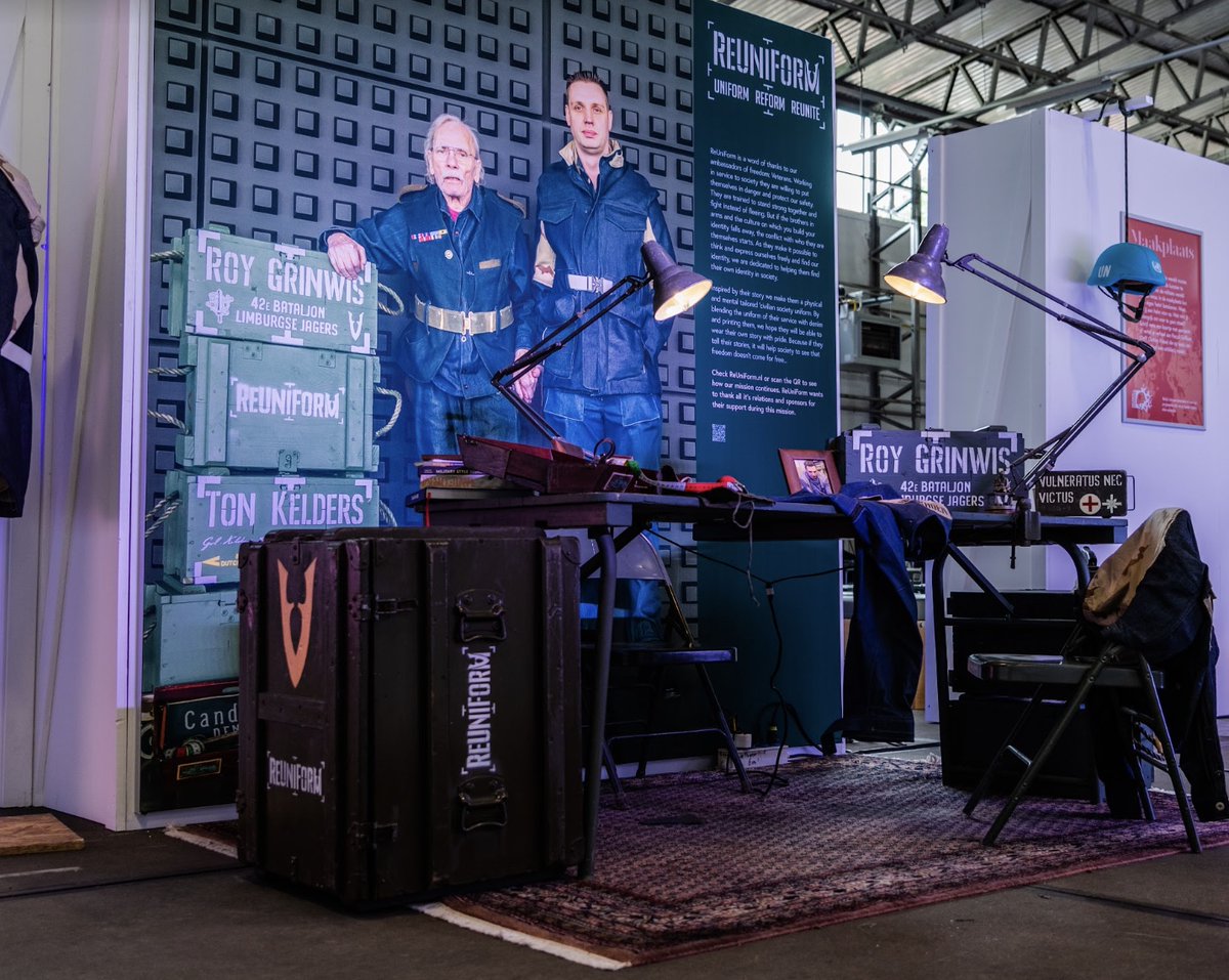 Kunstwerken uit de #HelmenVolVerhalen expositie ten toon stellen op je lokatie of bij je organisatie? #meeopmissie door de kunsten. Neem contact op.

#ReUniForm waarbij een oude en jonge veteraan hun missieverhaal dragen aan de buitenkant in duurzaam denim door Jaap Spruitenburg.