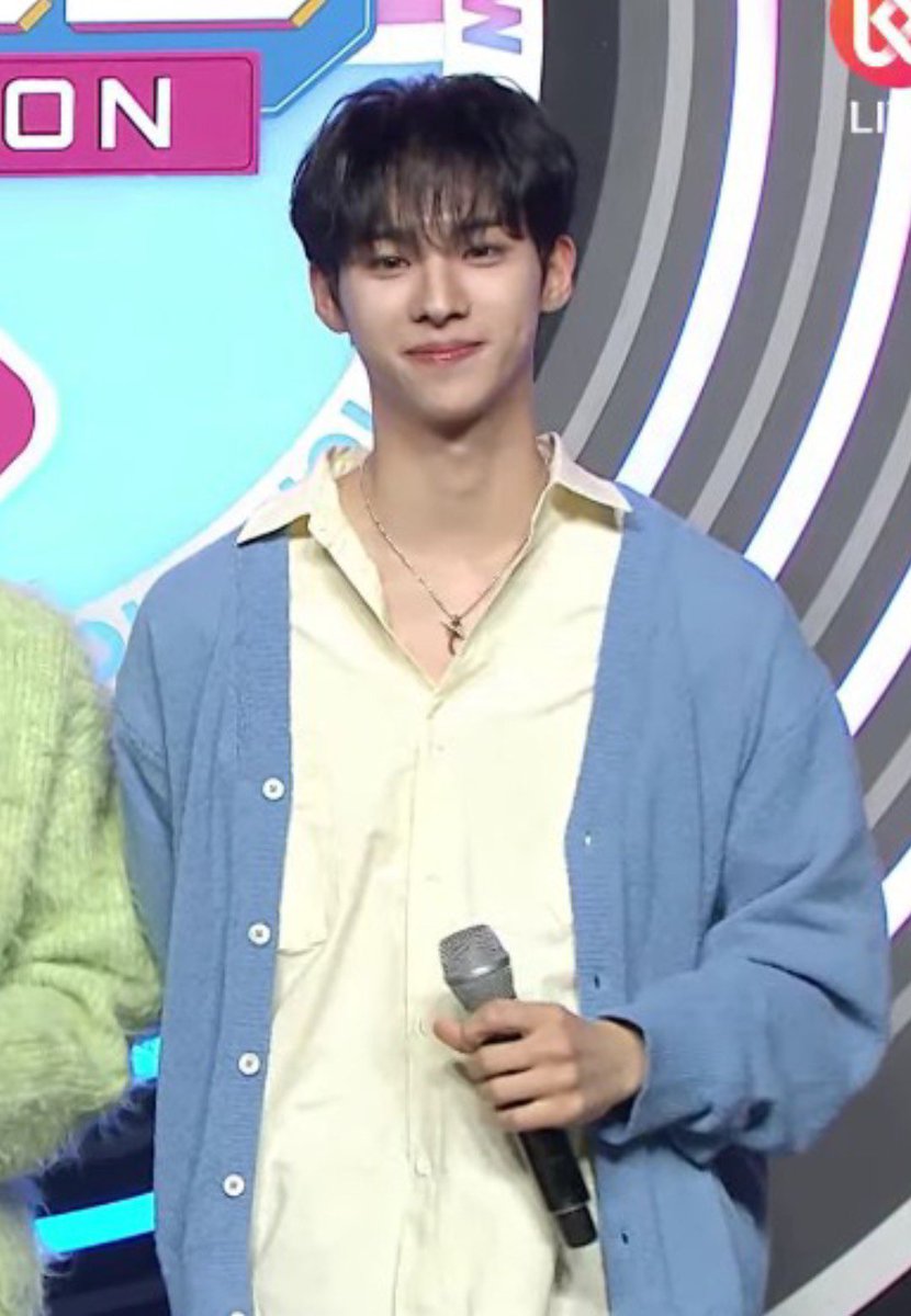 Bluediary234's tweet photo. Mọi người vào xem MC Hwarang tại Show Champion nha 🥹
Nay đẹp trai áo hững hờ luôn á 🫠🫠🫠
#템페스트 #HWARANG #화랑 #송재원 #MCHwarang #ShowChampion
#Blury #Bluediary https://t.co/5VWfrohfkk