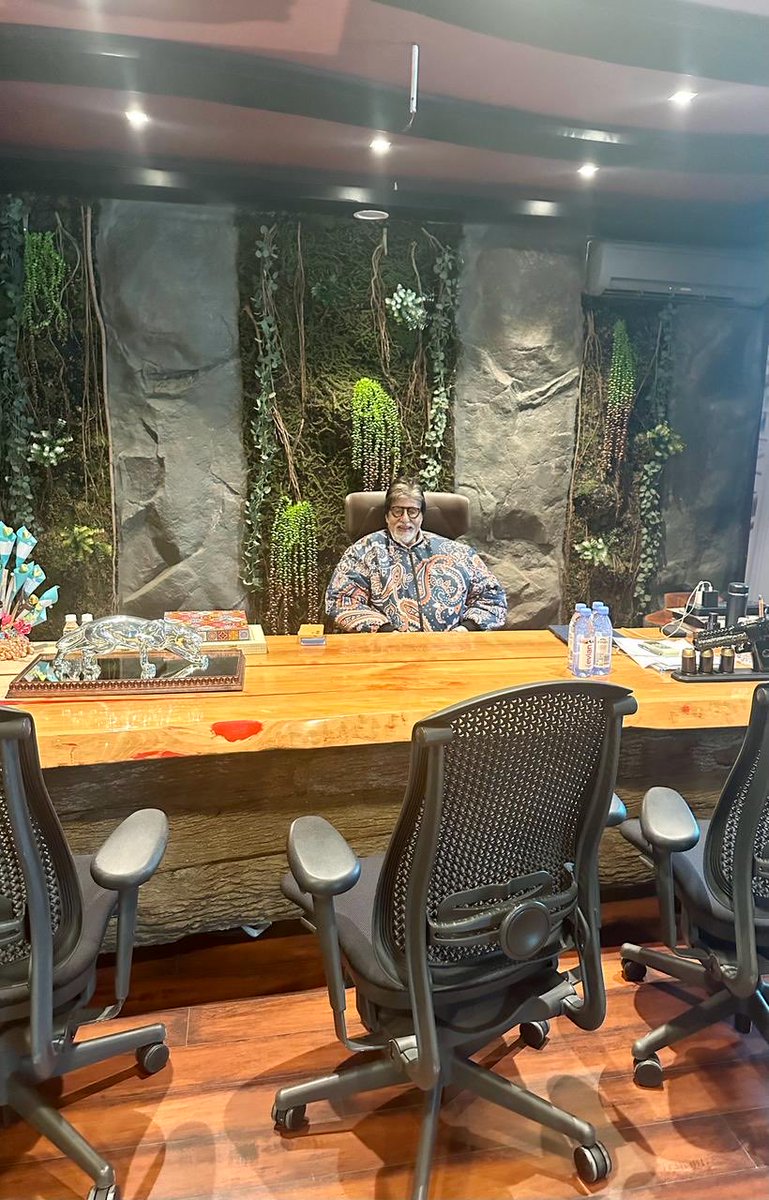 SARKAR ⁦<a href="/SrBachchan/">Amitabh Bachchan</a>⁩ in MY SEAT at RGV DEN