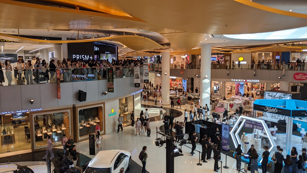 Always_B_my_B's tweet photo. So many ppl waiting for Bright!! More n more ppl joining the crowds, security is tight y'all 🔥🔥🔥

Bright x Kiehls 
#KiehlsSGxBright #TheBrightestSkinExperience 
#KiehlsSG https://t.co/LVS43uE7S0