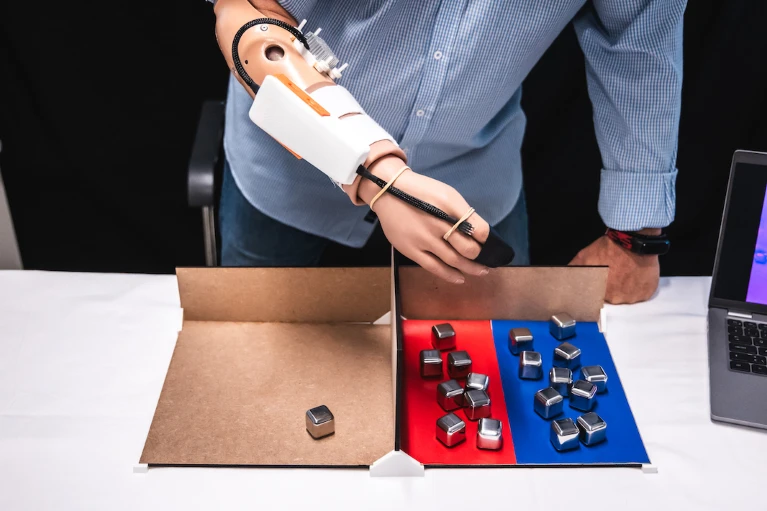 A 57-year-old man whose right hand was amputated at the age of 20 is now able to feel the temperature of the objects he touches with his #ProstheticHand, thanks to a new device integrated in it. #robotics #rehab My latest @NatureItaly 
nature.com/articles/d4397…