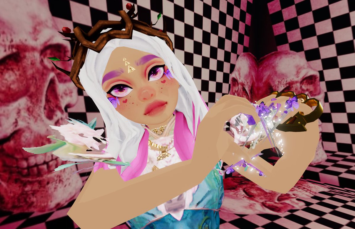 This #WearableWednesday I’m grabbing a close-up of the amazing mythic face by @Doki3D paired nicely with duel nails by @iamckbubbles 💗 Brass knuckles by @crypt_sannin Armor by @Seafoam3D Crown by @GolfcraftGame Necklace by @SoultryDubs All in the @decentraland metaverse ❤️