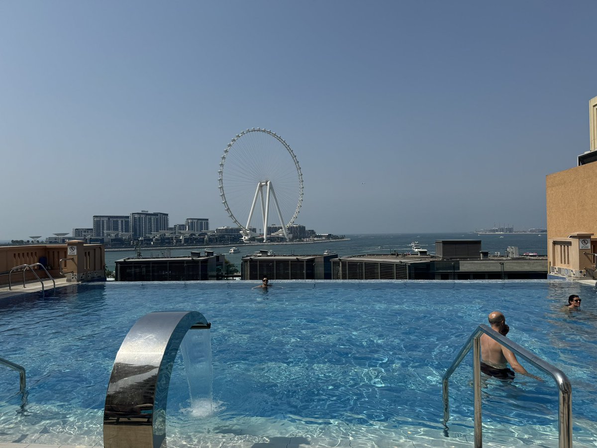 Trying to find the motivation to move from the hotel infinity pool to do my 50 minute london marathon training run 🏃‍♀️ Speaking in Dubai has been wonderful 🥰