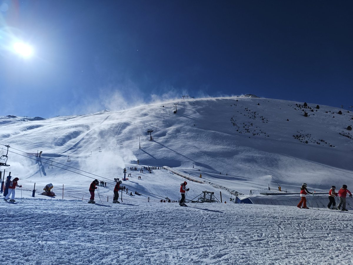 ¡Menudo día!
Después del paquetón de ayer, día soleado para nuestros esquiadores.
Hoy toca disfrutar de lo lindo.
#DSAstun2024