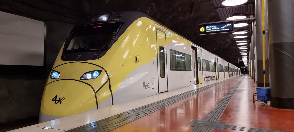 Railwaygirl2018's tweet image. After catching a epic sunrise on my flight✈️

This #DispatchersOfTwitter has ended up in lovely Stockholm🇸🇪 

What a beautiful country so far I can&apos;t wait to explore it more🥰

✅️Sweden🇸🇪 
✅️15 Countries visited!
#RailwayFamily #Trains #InternationalTravel #Sweden #Stockholm