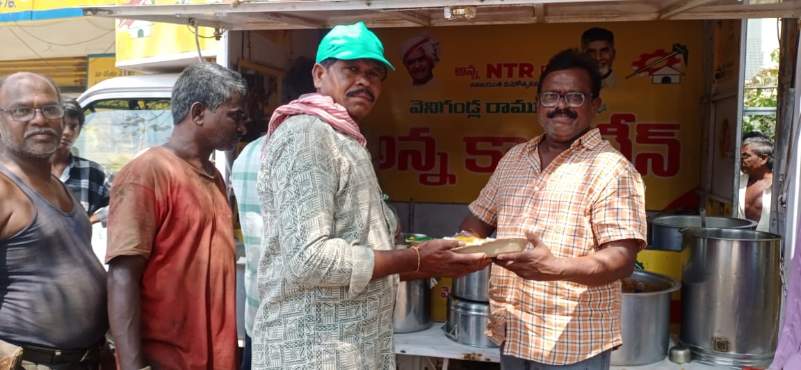 Venigandla_Help's tweet photo. ఈ రోజు (28-02-2024) గుడివాడ, ఆటో నగర్ 3వ లైను వద్ద తెలుగుదేశం పార్టీ ఇంచార్జ్ వెనిగండ్ల రాము గారి ఆధ్వర్యంలో, వెనిగండ్ల ఫౌండేషన్ ద్వారా మొబైల్ అన్నకాంటీన్ అన్నదాన కార్యక్రమం నిర్వహించడం జరిగింది.

#GudivadaAnnaCanteen #Annacanteen #AnnaCanteenGudivada #VenigandlaRamu #jaitdp https://t.co/sJtonppDQq