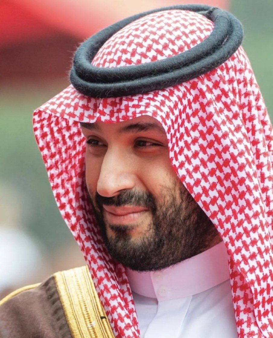 HRHMBNSALMAAN's tweet photo. تحت رعاية صاحب السمو الملكي الأمير محمد بن سلمان بن عبدالعزيز آل سعود ولي العهد رئيس مجلس الوزراء رئيس لجنة برنامج تنمية القدرات البشرية -أحد برامج تحقيق رؤية المملكة 2030- انطلقت اليوم، أعمال مؤتمر "مبادرة القدرات البشرية "، في مركز الملك عبدالعزيز الدولي للمؤتمرات بالرياض.
 وأكّد معالي وزير التعليم، رئيس اللجنة التنفيذية لبرنامج تنمية القدرات البشرية الأستاذ يوسف بن عبدالله البنيان، خلال كلمته الافتتاحية أنّ مبادرة القدرات البشرية تظهر التزام المملكة ب��ثراء الحوار العالمي حول تنمية القدرات البشرية وتعزيز الإستراتيجيات والحلول القابلة للتنفيذ التي تلهم التقدم.
 وأبان معاليه أنّه خلال اليومين المقبلين، سينضم إلى المبادرة أكثر من 200 من القادة والخبراء العالميين، لتبادل وجهات نظرهم حول كيفية إطلاق العنان لإمكانات القدرات البشرية، وتحفيز التعاون الدولي لتحقيق أقصى قدر من المرونة في أوقات عدم اليقين، منوهًا أنّ مشهد التوظيف يعد أكثر ديناميكية من أي وقت مضى، وأمر بالغ الأهمية؛ مفيدًا أنّ التقديرات العالمية توضح أنّ قرابة الـ40% من مهارات العمال ستتعطل في السنوات الخمس المقبلة، في حين يتم تعيين اعتماد التكنولوجيا والتوسع لتحويل ما يقارب 75% من الممارسات التجارية على مستوى العالم.
 وقال البنيان: "مع استمرار الاقتصادات في التنقل الديناميكي بسوق العمل، أصبح من الأهمية العمل بشكل شامل لتعزيز النتائج الإيجابية للقدرات البشرية، إذ يعتمد نجاح التطورات الصناعية في قطاعات مثل التكنولوجيا الخضراء والرعاية الصحية والتكنولوجيا التوليدية والذكاء الاصطناعي على قوة عاملة جاهزة للمستقبل تتمتع بالمهارات المناسبة".
 وأوضح أنّ مبادرة القدرات البشرية تعد جزءًا من رؤية المملكة 2030، وتدعم هدف تطوير المهارات والمعرفة والكفاءات والقدرات البشرية التي ستمكن الناس من الصمود أمام التحولات في مشهد التوظيف، حيث تبرز مبادرة القدرات البشرية كمنارة للأمل والتقدم كمنصة تعاونية عالمية مكرسة للنهوض بجدول أعمال القدرات البشرية، تهدف إلى تمكين الأفراد وتعزيز الاقتصادات ال��رنة للمستقبل.
 وبيّن معاليه أنّ المملكة، ومن خلال برنامج تنمية القدرات البشرية، أنشأت إستراتيجية ديناميكية تمتد عبر مراحل التعلم، مما يمهد الطريق للأفراد لإطلاق إمكاناتهم الكاملة، مؤكدًا أنّ الإستراتيجية تهدف إلى الشمولية، وتعزيز التعاون بين الجهات الحكومية والقطاع الخاص والمنظمات غير الربحية لضمان النجاح والازدهار للجميع، حيث ترحب المملكة بالعمل مع جميع الشركاء لاستكشاف الفرص وتعزيز تصميم السياسات والحلول المبتكرة لتعزيز القدرات البشرية، مضيفًا أنّه سيتم الإعلان عن أكثر من 45 اتفاقية خلال المؤتمر تعكس التزام المملكة بالعمل بشكل تعاوني مع جميع الشركاء، والقطاعات القادمة من أكثر من 70 دولة في مهمة مشتركة لتعزيز الإمكانات البشرية.