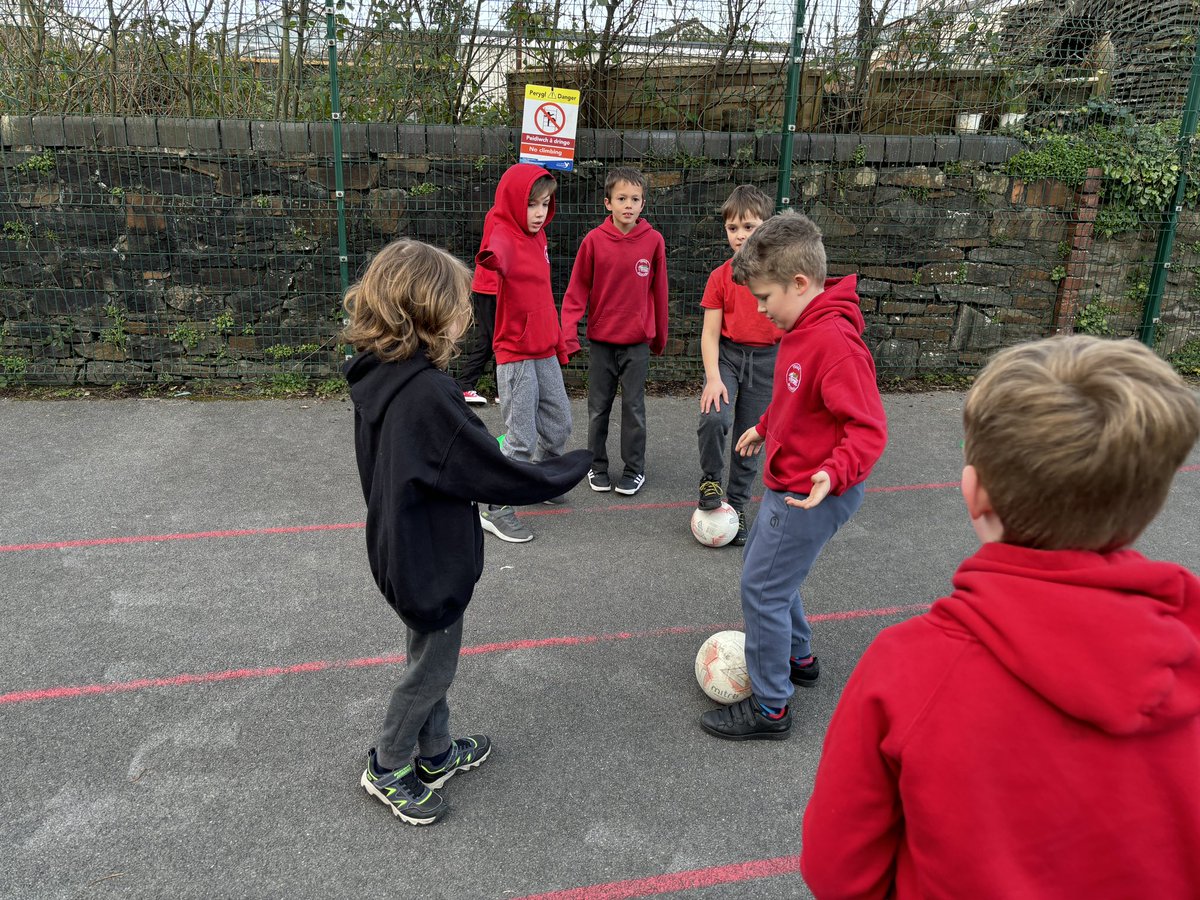 #DosbarthMarlas worked on their defensive skills in football during PE #YGTHAW #YGTHCI ⚽️