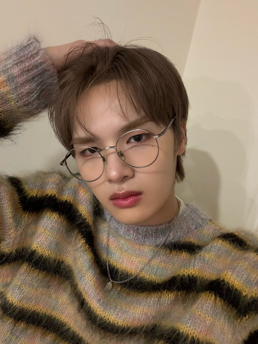 [#지은호] 
올만에 안경 써봄🤓

#루네이트 #LUN8 #안경으노 👓