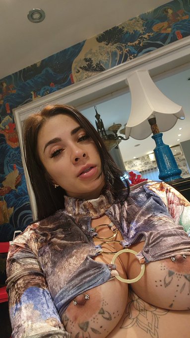 Hola papi https://t.co/ybJvbCw1ht https://t.co/qRHf9AA90w