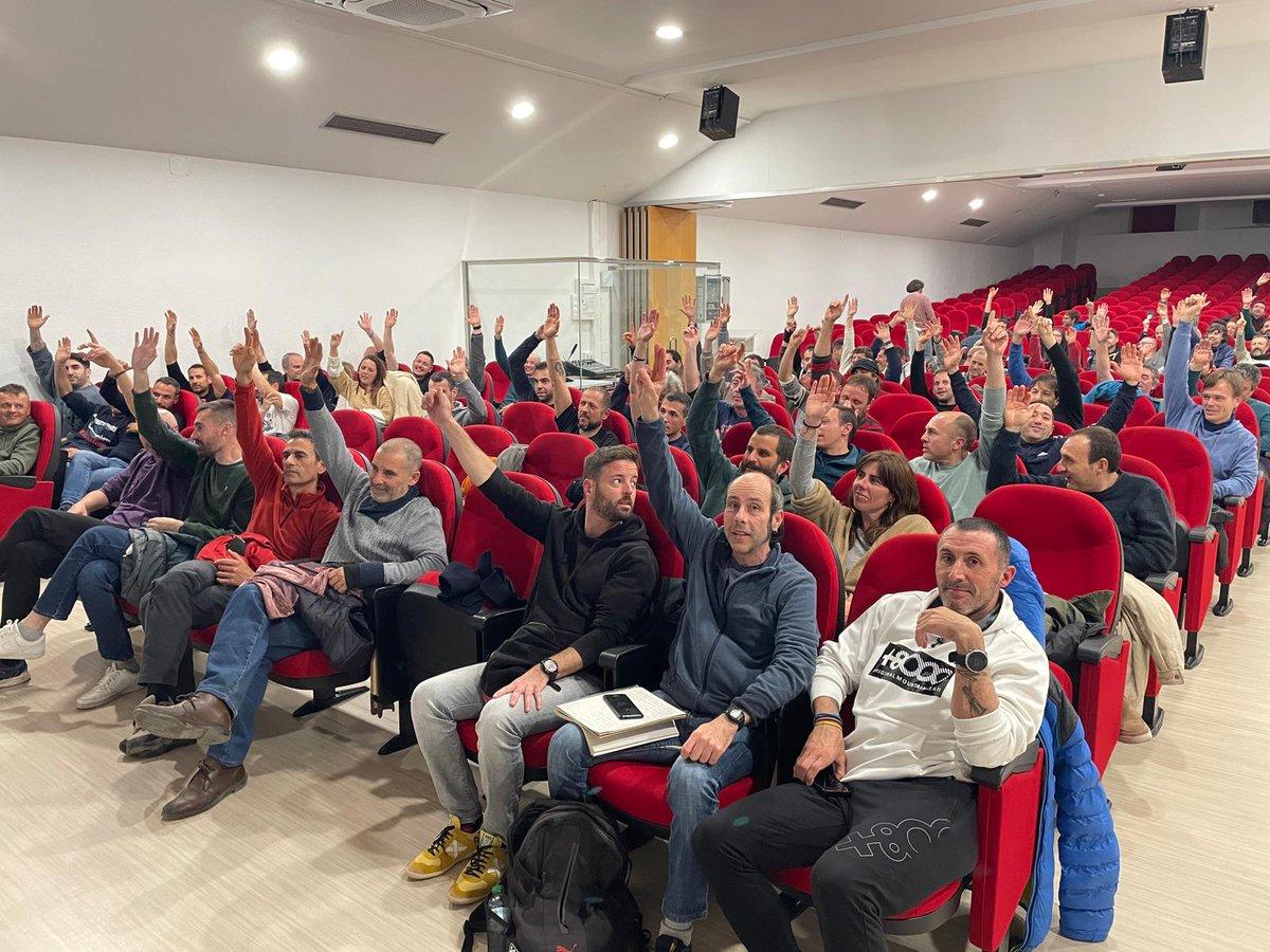 BBFF_CCOOPV's tweet photo. Ayer en la sede de #CCOOO #AsambleaGeneralBBFF con más de 300 compañer@s entre presentes y Online. Mucha participación 🙌
Éxito rotundo en las acciones frente a las políticas erróneas y nefastas de
@carlos_mazon_ @ElisaNunez_S
SOMOS UNO!!!
Nos veremos en la calle y ... 💪✊❗ https://t.co/pCWJIk8afN