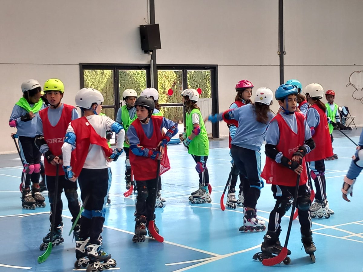 colegiosvf's tweet photo. Un Colegio sobre ruedas: patinar,  deporte, psicomotricidad, inclusión, cálculo, articulación del lenguaje, equilibrio, disciplina, equipo, juego y vida.
Patinar nos da motivos para aprender. https://t.co/OC2yIzPnSu