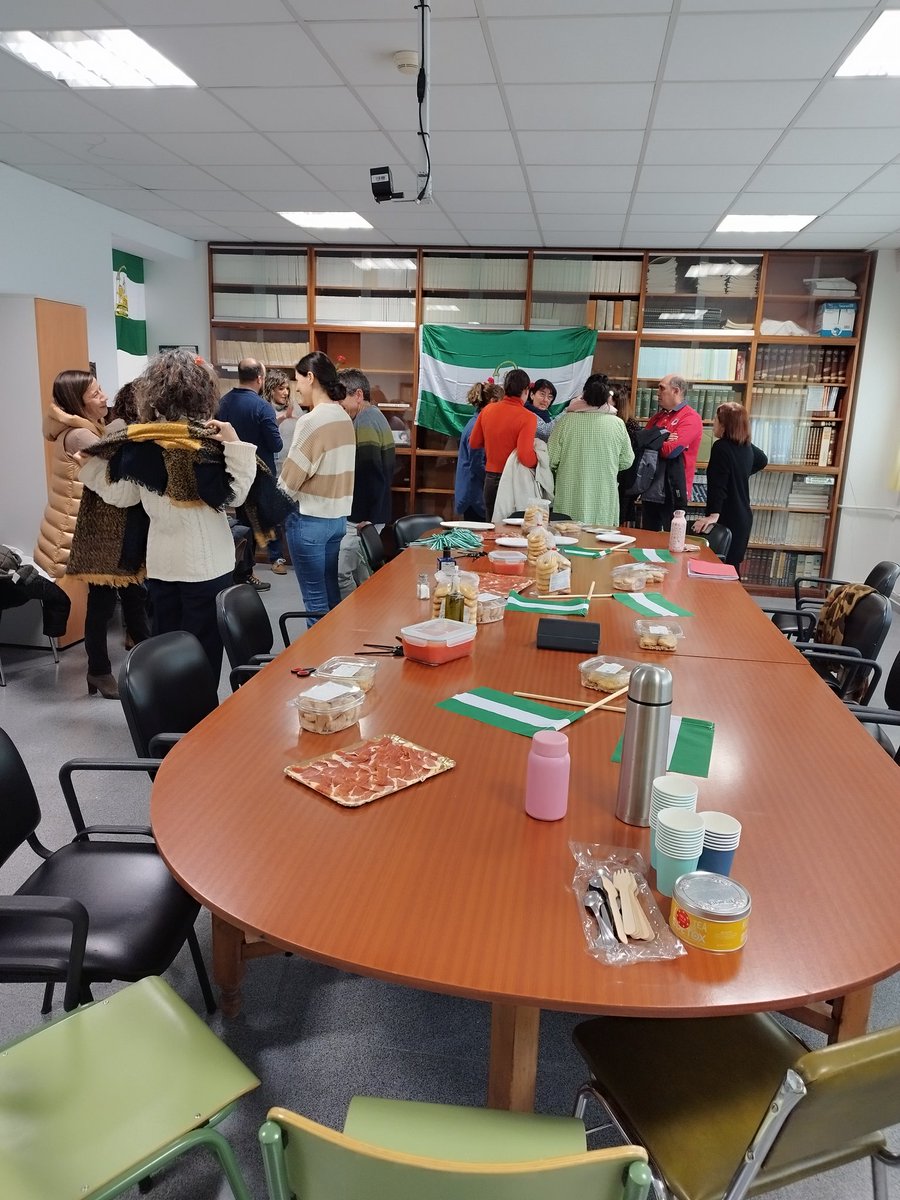 carlitos_jaen's tweet photo. @AytoJaen @dipujaen el día de ANDALUCÍA ha llegado a Asturias, al IES Valle de Aller. Y se celebra con los colores, con oro verde y con productos de Panadería la Milagrosa, de La Matea. 
Mil gracias @laram5 @jalm9 por endulzarnos el día! ❤️❤️ https://t.co/NXLc2IjlR9