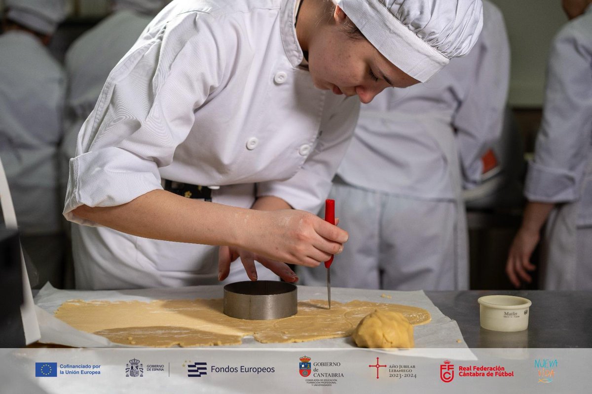 🚨 Los alumnos y alumnas de 2º del Ciclo de Panadería Repostería y Confitería y el alumnado del Curso de Especialización de Panadería y Bollería Artesanal del <a href="/PenacastilloCF/">IES Peñacastillo - Ciclos Formativos</a> se suman al Proyecto de Innovación Torneo Solidario IES Augusto Cup 2024 a través del reto “Cátering para