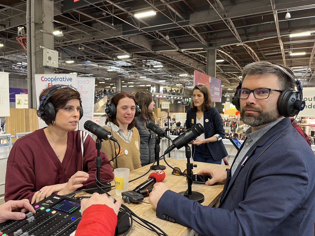 [⁦<a href="/Salondelagri/">Salon International de l'Agriculture</a>⁩] nous sommes partout les ⁦<a href="/VoxDemeter/">Vox Demeter</a>⁩ aujourd’hui au micro de ⁦⁦<a href="/dig_radio/">Dig Radio</a>⁩ vous les reconnaissez ? #communication