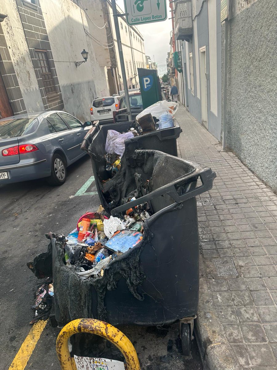<a href="/LimpiezaLPGC/">Servicio Municipal de Limpieza</a> <a href="/HectorJAleman/">Héctor J. Alemán</a> <a href="/Marcesantgonz/">Antonio Marcelino Santana</a> Amaneciendo en Vegueta con un contenedor quemado de plástico en Lopez Bota. Si fueran metálicos no habría ardido, son menos ignífugos que los de plástico. Qué responsabilidad tiene Limpieza por no usar los más seguros ante el incendio??