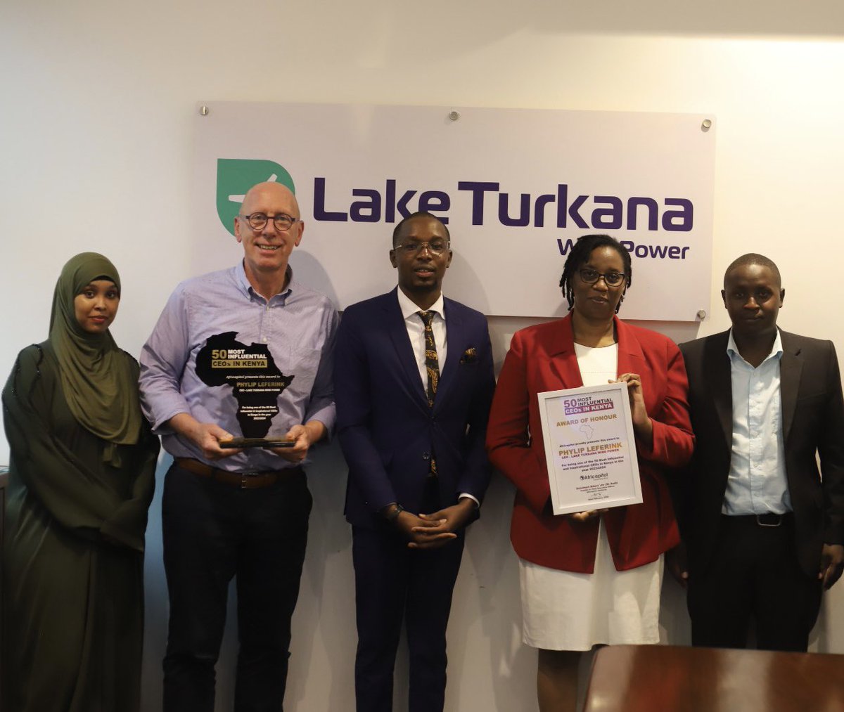 Mr. Phylip Leferink,CEO of Lake Turkana Wind Power,receiving his prestigious award from Dr. Audi at his office in Karen,Nairobi. Congratulations to Mr. Phylip Leferink 👏👏