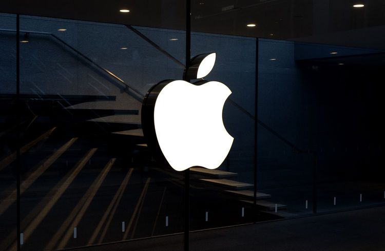 aktiennews_com's tweet photo. https://t.co/5DZjzkYNYs Apple zieht bei Autoprojekt Titan die Bremse - KI wird jetzt groß geschrieben! #Apple #ProjektTitan #KI #Technologie #Innovation #Zukunft #Elektroauto #Strategiewechsel #AutonomesFahren https://t.co/iY0eJlK2TL