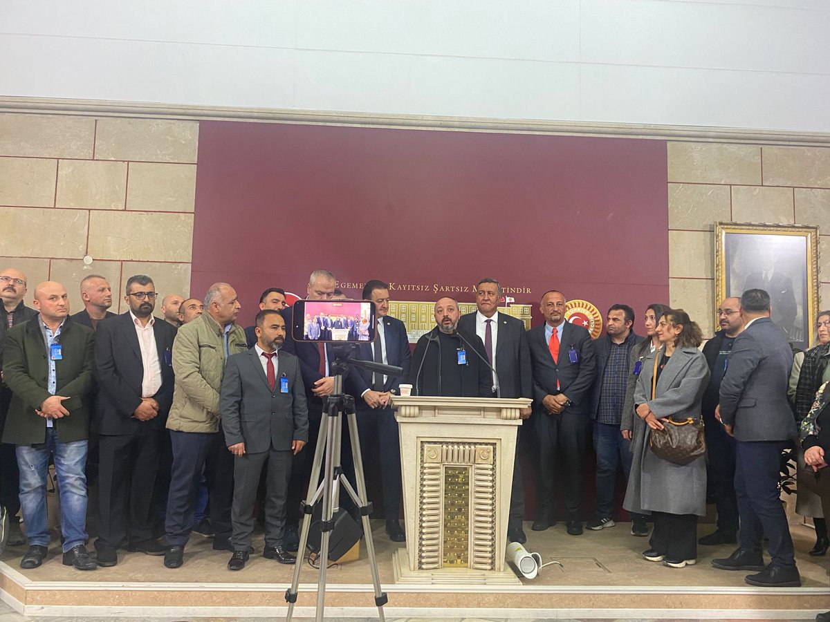 CirakStajFED's tweet photo. Staj ve Çıraklık Sigortası Mağduriyetini bitirmek için bu defa TBMM'de çatısı altında basın açıklaması yaptık. Bizlere destek olan Niğde Milletvekili Sayın Ömer Fethi Gürer beye @fethigurer, Kars Milletvekili İnan Akgün Alp @avinanakgunalp,  Konya Milletvekili Av. Barış Bektaş @bektasbaris beylere çok teşekkür ederiz.
Ey Cumhur İttifakı
#ÇırakStajyerdenNasılOyAlacaksınız
#ÇırakStajyerMeclisteHakArıyor