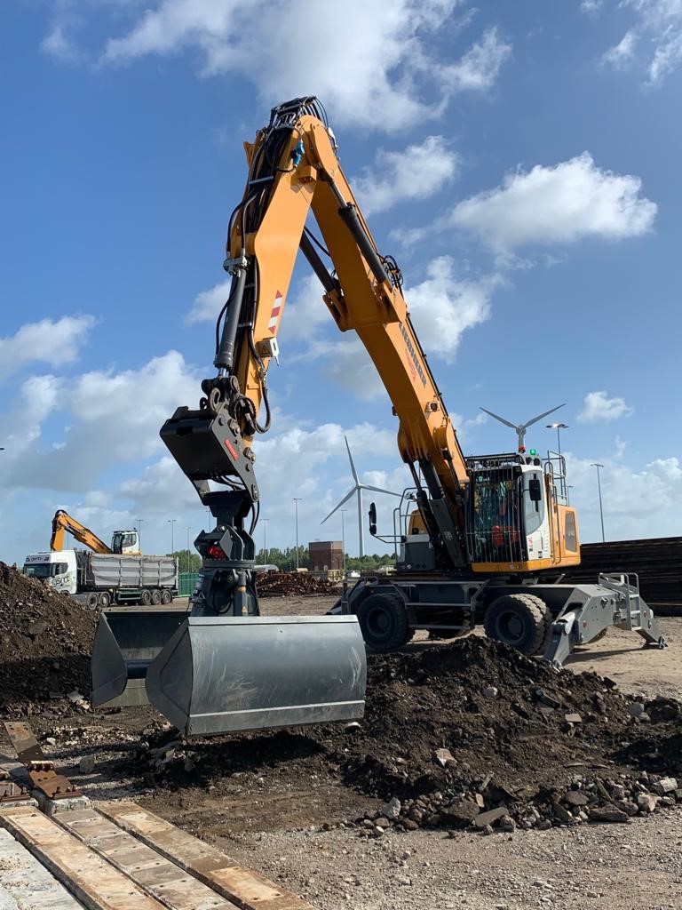 Mutleyplant's tweet photo. Kinshofer Clamshell with OilQuick pendulum adapter &amp; linkage on site 😍
We have a range of clamshells in stock for hire &amp; purchase! Please call 01304 840621 or email sales@mutley.co.uk for more information or a quote 👍 https://t.co/lMfTShJZpe