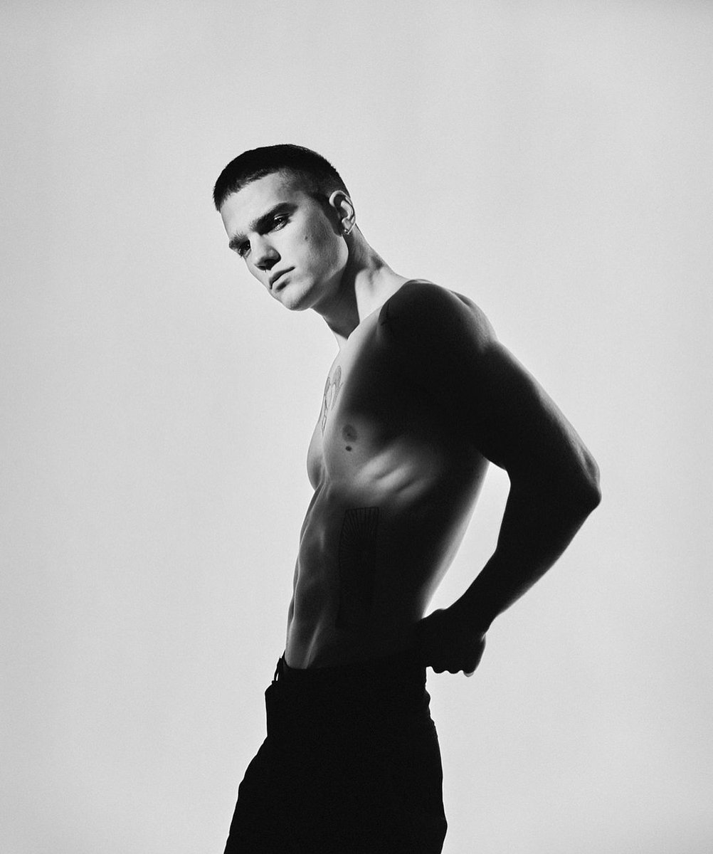 Beautifully lit using Nanlite by @eivindhansen featuring Balázs from @prm_agency.

@nanlite_global

#Portrait #Photography #Lighting #Light #Cinematic