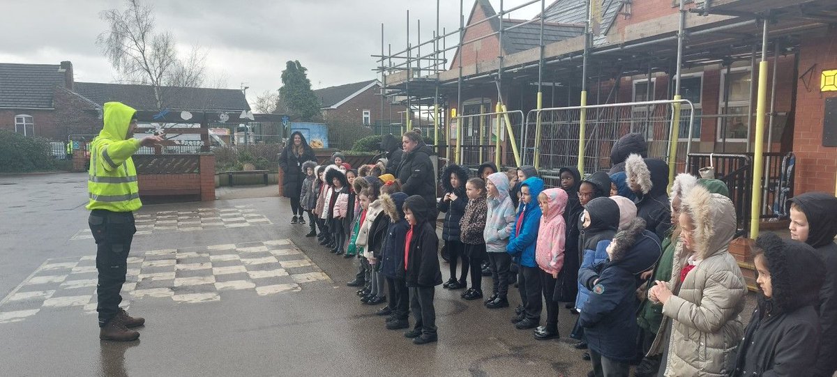 We are so excited to announce that our solar panels are being fitted onto our school roof. ☀🍃 Our Eco Warriors met with Dave to find out more about how solar panels work. 

#Wedreambig! 

A big thank you to all of the team at Genfit 🙏
