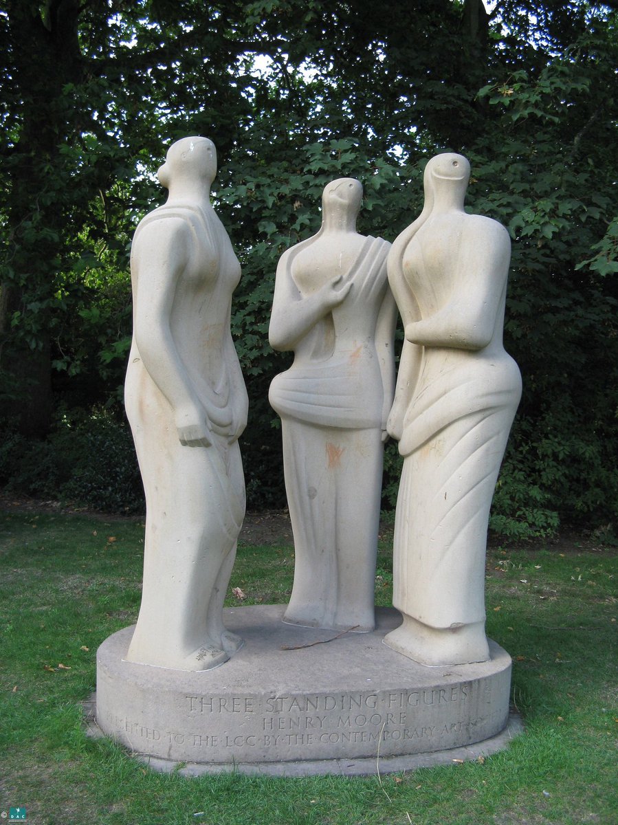 #Tresfigurasdepie1947, #HenryMoore, 1947.#BatterseaPark,#Londres. 
#Moore fue un #escultorbritánico. Su producción profundizó en el tratamiento de la #abstracción y #deformación con intención expresiva, a través de #primitivas líneas redondeadas y #formas #esquematizadas.