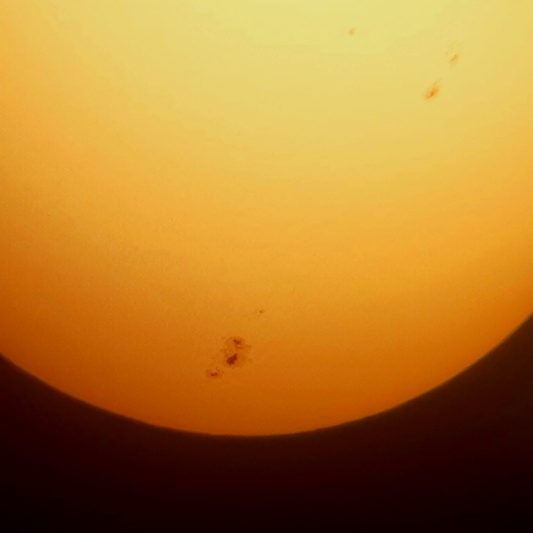 Le ciel est enfin dégagé. Il est encore possible de voir cette structure de taches solaires de la taille de Jupiter.
(Utilisation d'un filtre solaire INDISPENSABLE !)
#soleil #ParJupiter