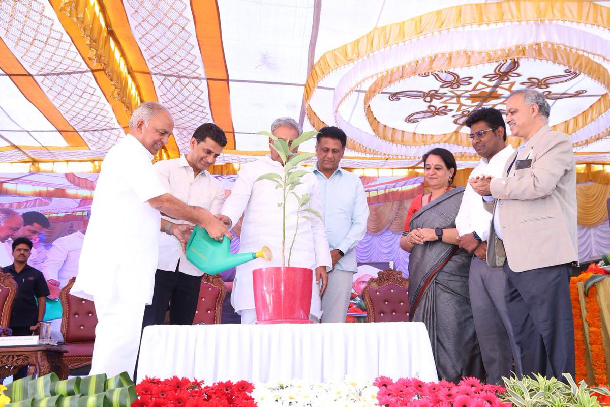 ArshadRizwan's tweet photo. Glimpses from the #NationalScienceDay programme held at Jawaharlal Nehru Planetarium.
Ministers Shri @NsBoseraju and Shri @drmcsudhakar, Shri Basavaraj Horatti were present among among others. https://t.co/vlwApRV1Mx