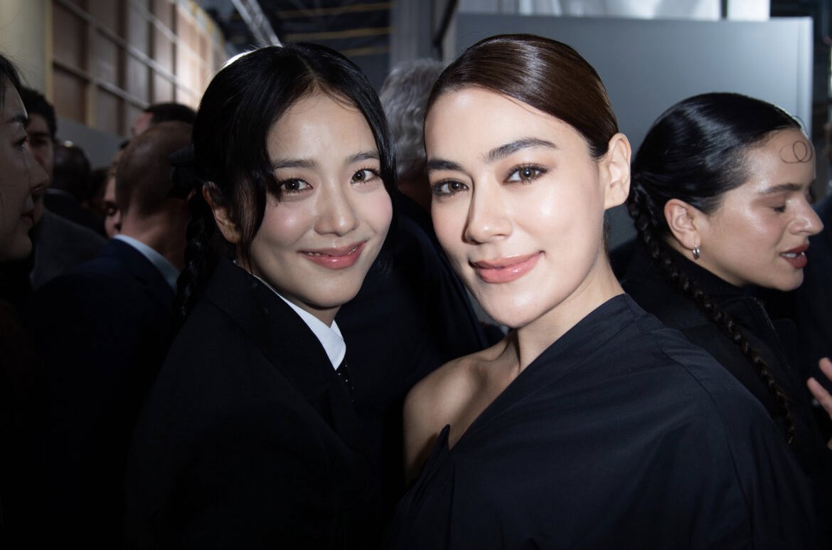 JISOO with Kimmy Kimberley at #DiorAW24 event show🖤
OMG these two besties are taking a selfie together😭🫶

JISOO THE HUMAN DIOR
#JISOOxDiorAW24  
#ParisFashionWeek