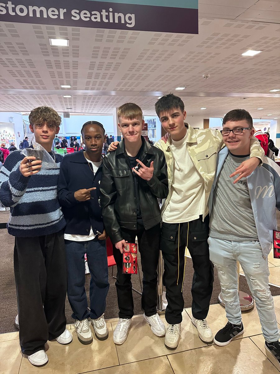 Some of our S4s and S5s having an excellent experience attending college once a week. Last week they had a brilliant time meeting and listening to @AbsntMindMusic at @dundee_angus. The boys really enjoyed themselves! 🎵@stpaulsdundee #DundeeLearning