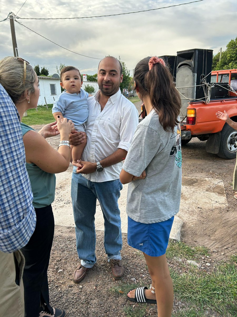 Caminamos junto al Intendente @OliveraPdu en Merinos y Morató recorriendo las nuevas obras de tratamiento bituminoso, completando las 167 cuadras entre Piñera, Beisso, Merinos y Morató. Obras históricas que lleva adelante la Intendencia de Paysandú en rincones de nuestro…