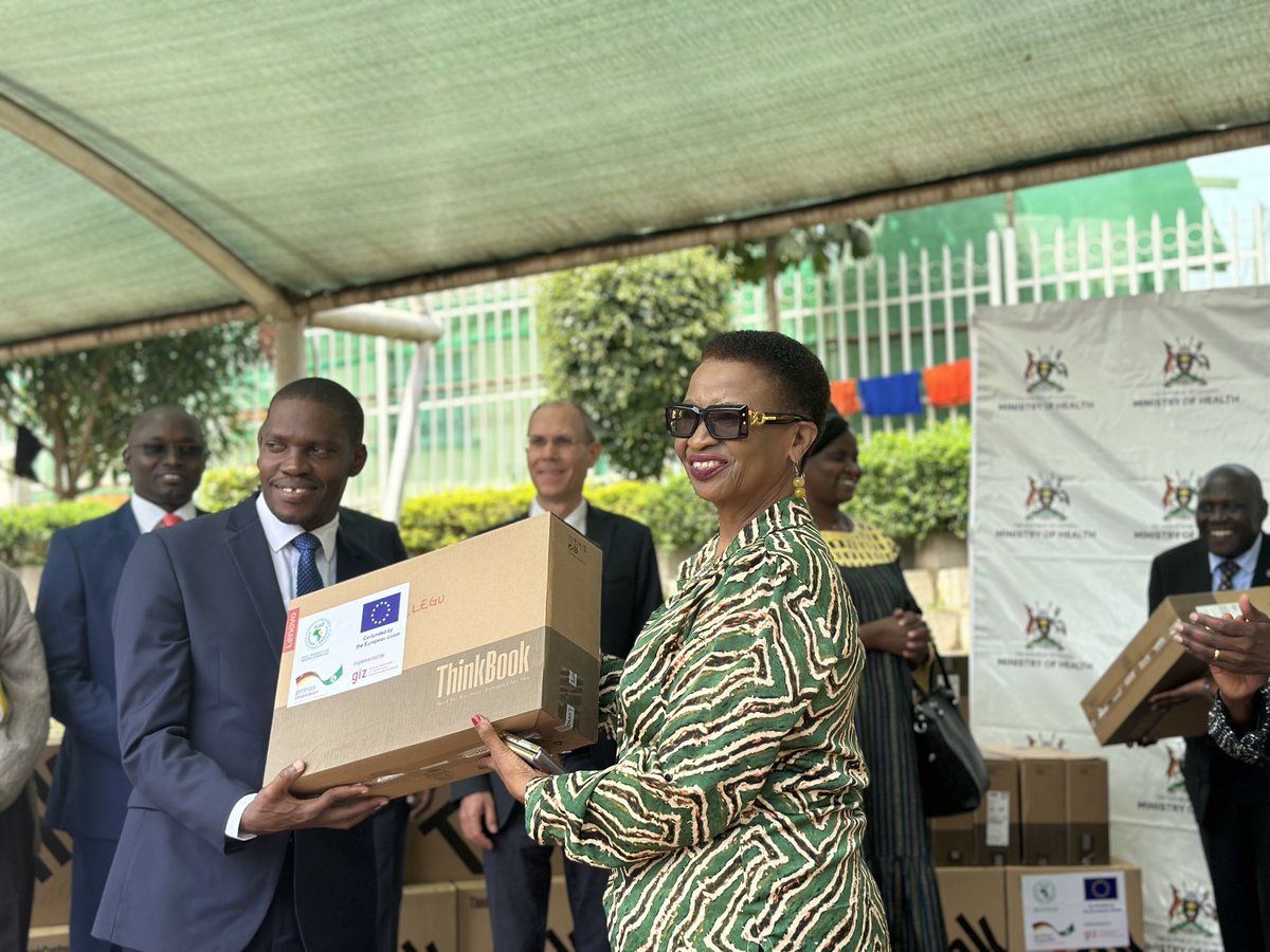 This morning, together with @HonAnifaKawooya and Hon. @MargaretMuhanga, the Ministry of Health received an assortment of ICT Equipment and tools donated by @IGADsecretariat through EU/BMZ funding to bridge the ICT gaps in surveillance, data entry and analysis at border points.