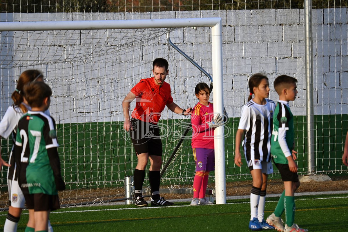 ⚖️Un árbitro no solamente dirige un partido, también enseña y ayuda. Como pasó en el partido de nuestro Alevín A el pasado viernes y como hacen tantas veces. <a href="/FedExFutbol/">Fexfutbol</a> #cdbfemenino