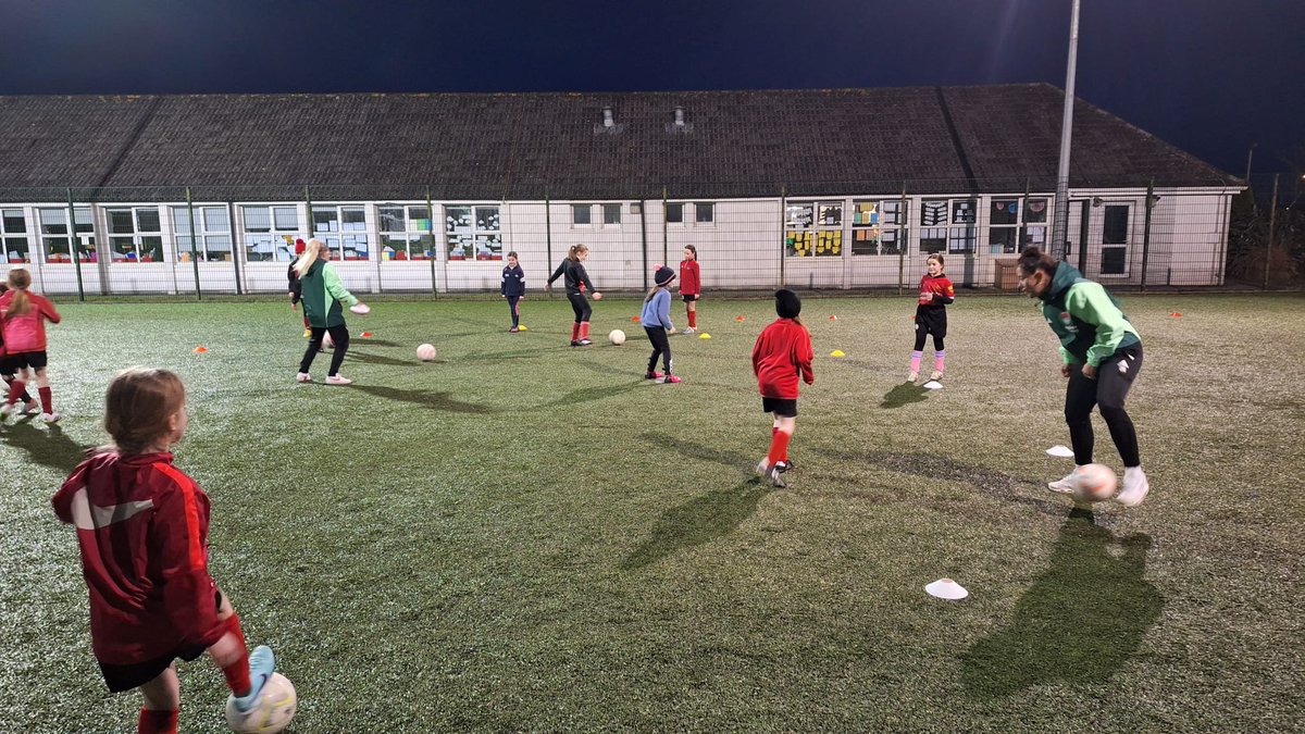 CorkCityFCWomen's tweet photo. Another club visit this week as Colleen Kennedy, Kiera Sena, Ciara McNamara and Josh Cooney visited Watergrasshill United! 🤝

#CCFC84 || #WLOI https://t.co/oOqmuLpHib