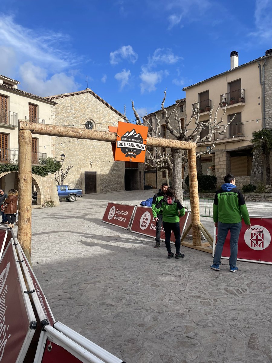 botifarunner's tweet photo. I volem agrair la immensa i inestimable col·laboració de @francesc.lluchpons per la creació de la imatge de la #botifarunner per al nou arc, sobre fusta, que ja ha passat a formar part de la singularitat de la nostra cursa🤩😍
Gràcies Francesc!!!
#botifarunner24 #arcdesortida https://t.co/3564vx2tV5
